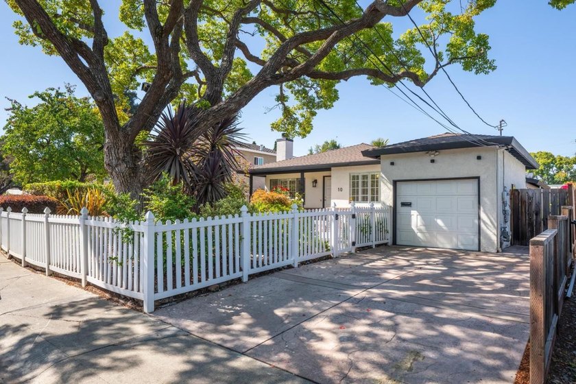 Tucked away on a quiet lane in the highly desirable Redwood - photo 2