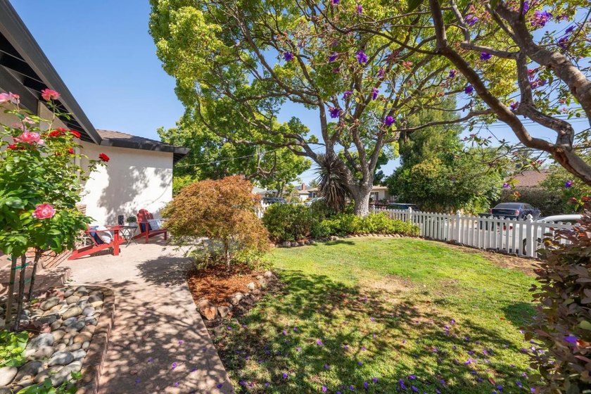 Tucked away on a quiet lane in the highly desirable Redwood - photo 3