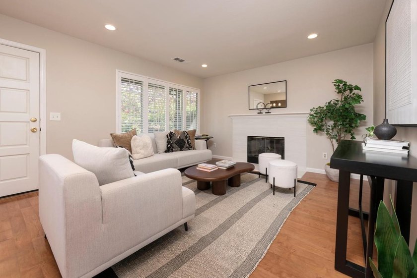 Tucked away on a quiet lane in the highly desirable Redwood - photo 4