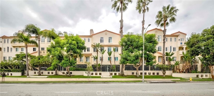 Beautiful bright, well maintained 3 Bedroom + 2 Bath top level - photo 2