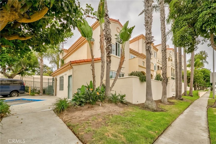 Beautiful bright, well maintained 3 Bedroom + 2 Bath top level - photo 3