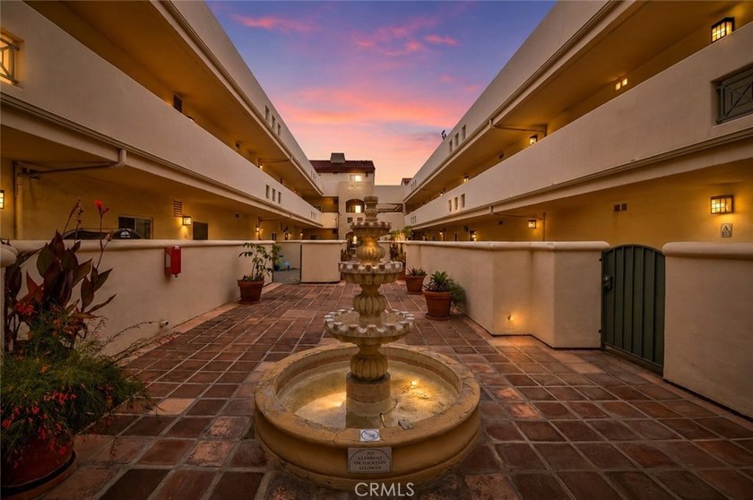 Beautiful bright, well maintained 3 Bedroom + 2 Bath top level - photo 4