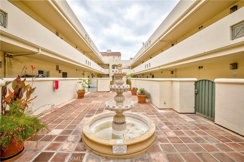 Beautiful bright, well maintained 3 Bedroom + 2 Bath top level - photo 5