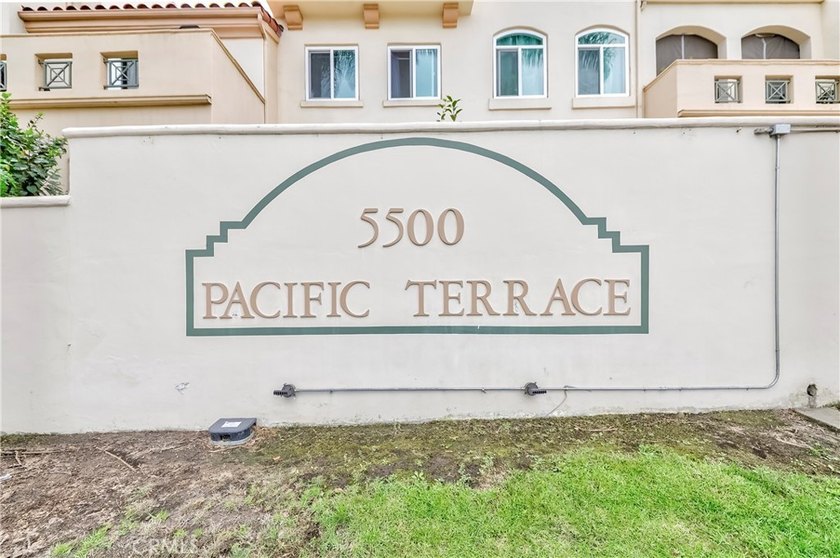 Beautiful bright, well maintained 3 Bedroom + 2 Bath top level - photo 6