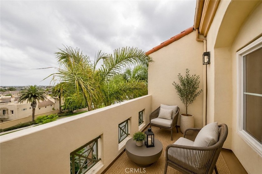 Beautiful bright, well maintained 3 Bedroom + 2 Bath top level - photo 7