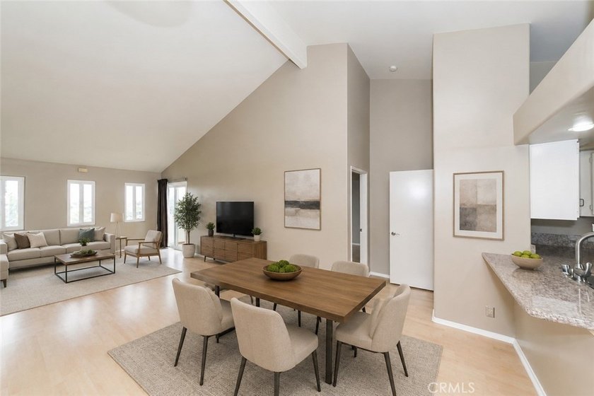 Beautiful bright, well maintained 3 Bedroom + 2 Bath top level - photo 8