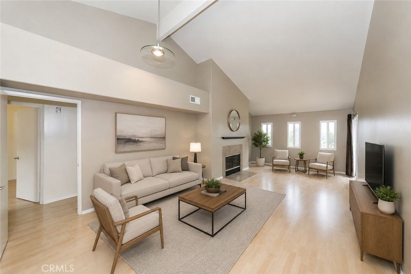 Beautiful bright, well maintained 3 Bedroom + 2 Bath top level - photo 9