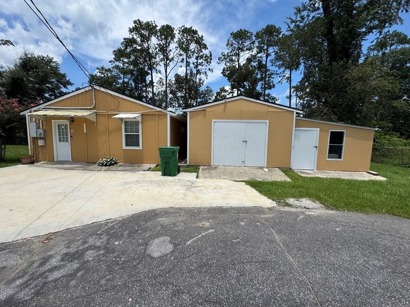 Excellent investment opportunity featuring a 6-bedroom, 3-bath - photo 4