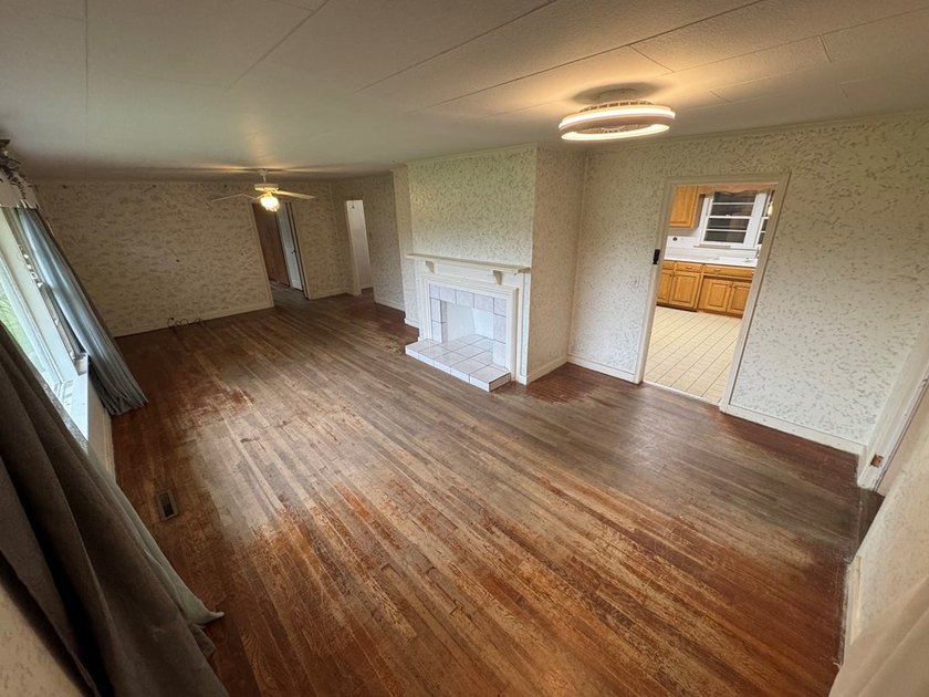 Excellent investment opportunity featuring a 6-bedroom, 3-bath - photo 7