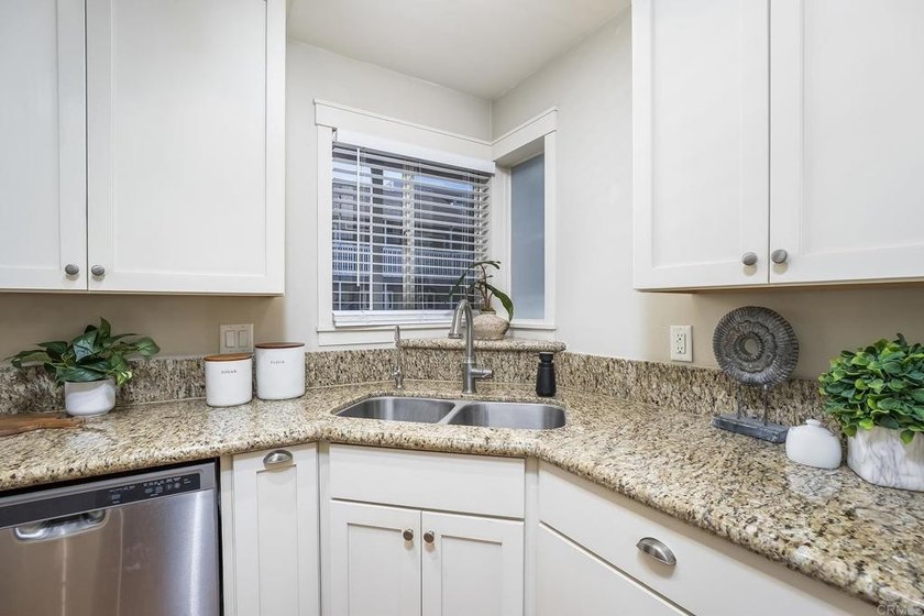 Beautifully upgraded 2 bed/2.5 bath townhome just one block from - photo 12