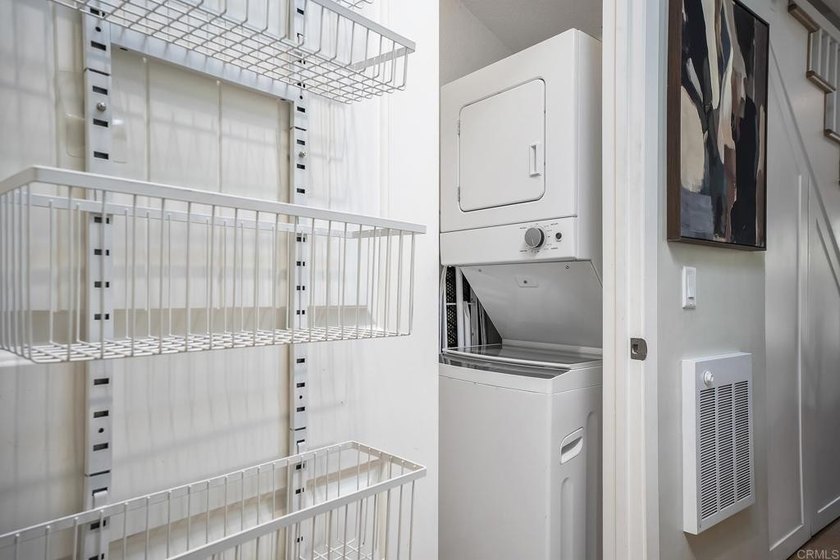 Beautifully upgraded 2 bed/2.5 bath townhome just one block from - photo 13