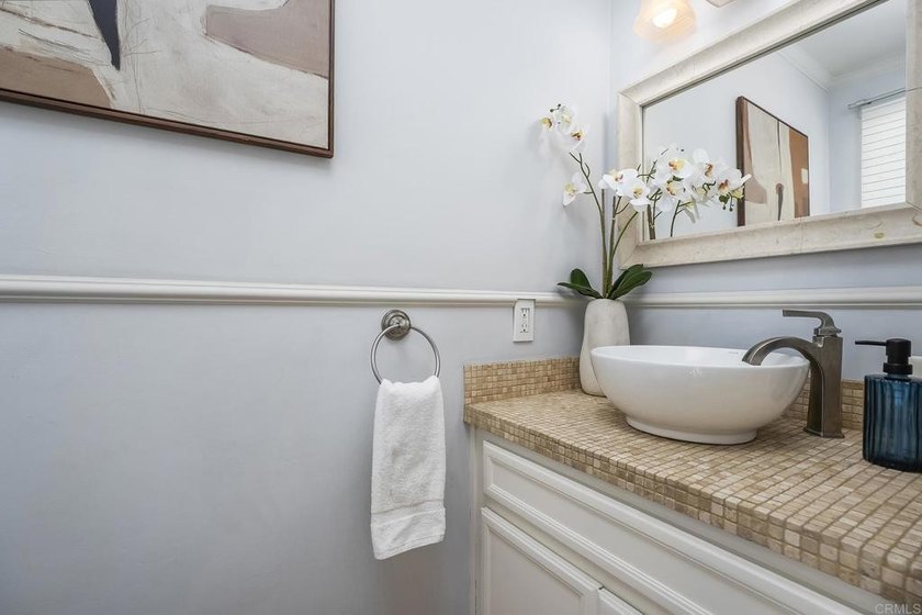 Beautifully upgraded 2 bed/2.5 bath townhome just one block from - photo 14