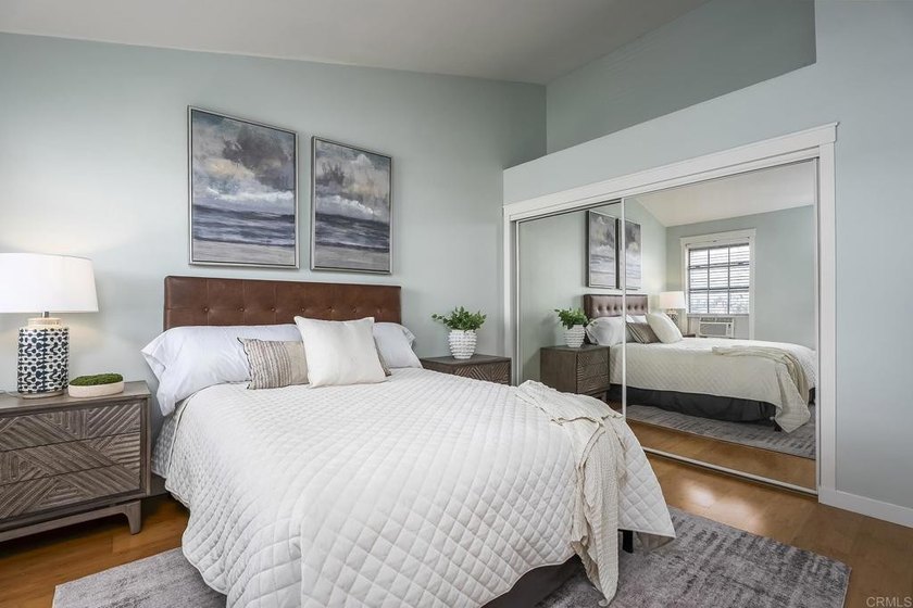 Beautifully upgraded 2 bed/2.5 bath townhome just one block from - photo 16