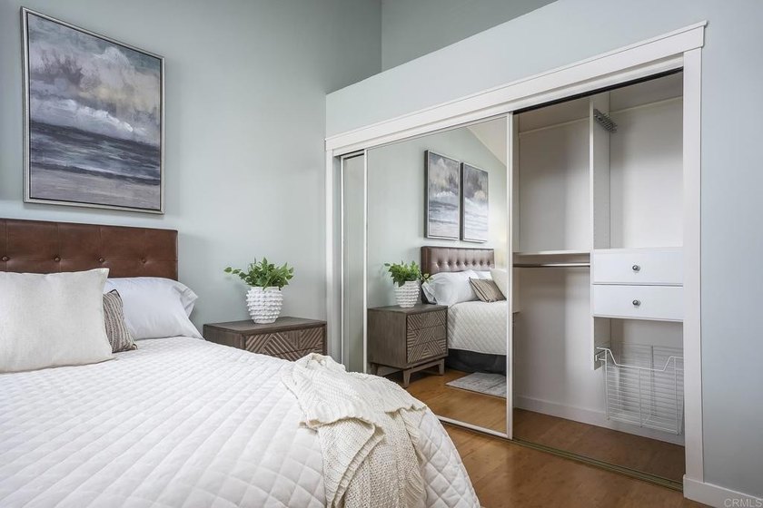 Beautifully upgraded 2 bed/2.5 bath townhome just one block from - photo 17