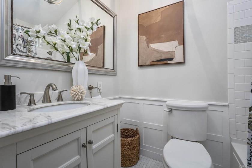 Beautifully upgraded 2 bed/2.5 bath townhome just one block from - photo 21