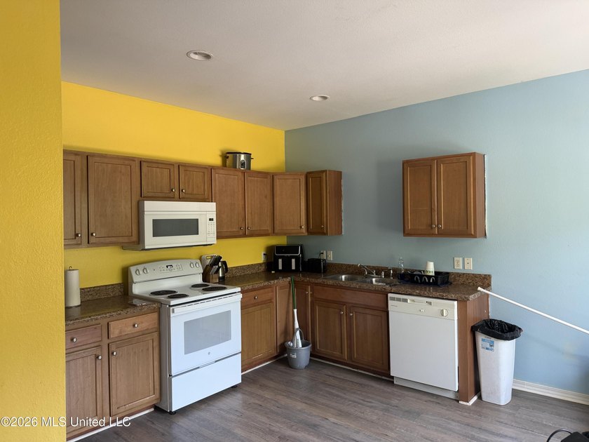 Investment Opportunity - Raised Duplex with Income Potential! - photo 2