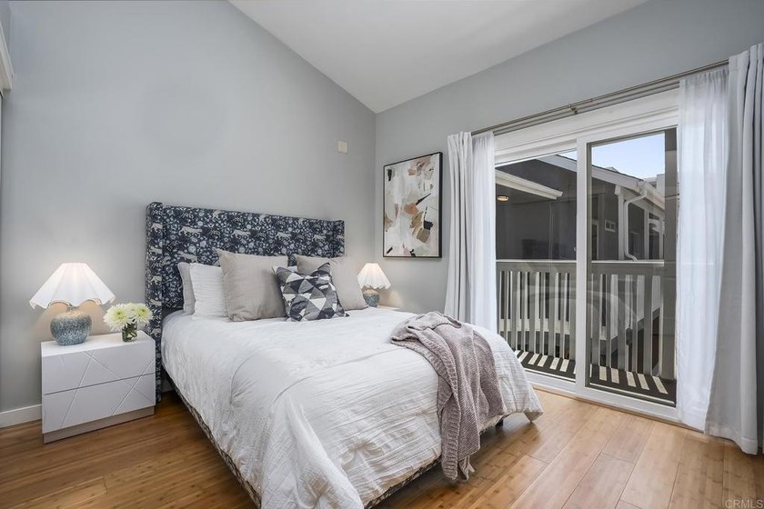 Beautifully upgraded 2 bed/2.5 bath townhome just one block from - photo 23