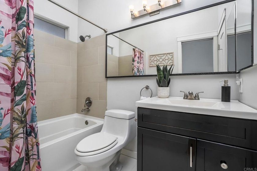 Beautifully upgraded 2 bed/2.5 bath townhome just one block from - photo 25