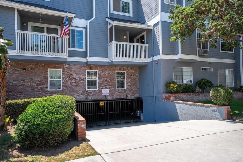Beautifully upgraded 2 bed/2.5 bath townhome just one block from - photo 29