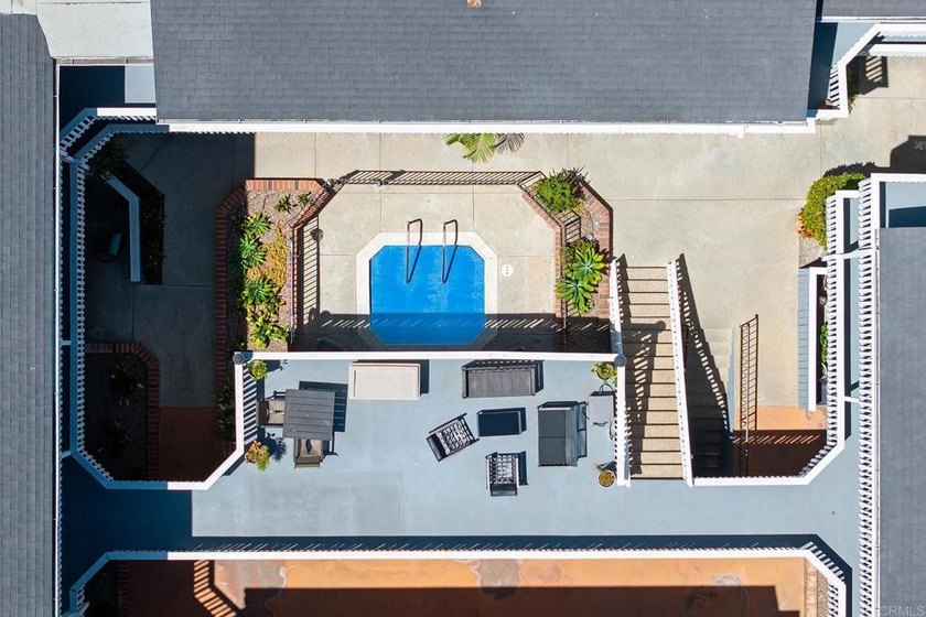 Beautifully upgraded 2 bed/2.5 bath townhome just one block from - photo 31