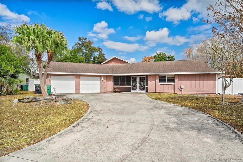 Opportunity knocks! With 2,365 SF, this 4BR, 2-bath, 2 CG pool - photo 2