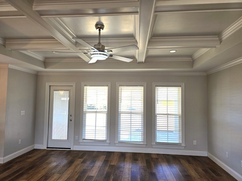 Amazing condition for this 4 bed / 2 bath open floorplan home - photo 3