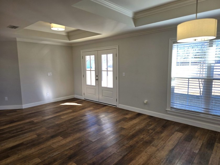 Amazing condition for this 4 bed / 2 bath open floorplan home - photo 7