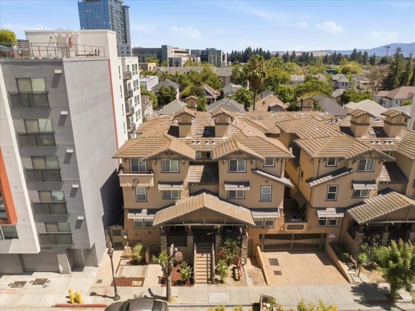 OPEN HOUSE SAT/SUN Corner END Unit with Back Yard, Located in - photo 2