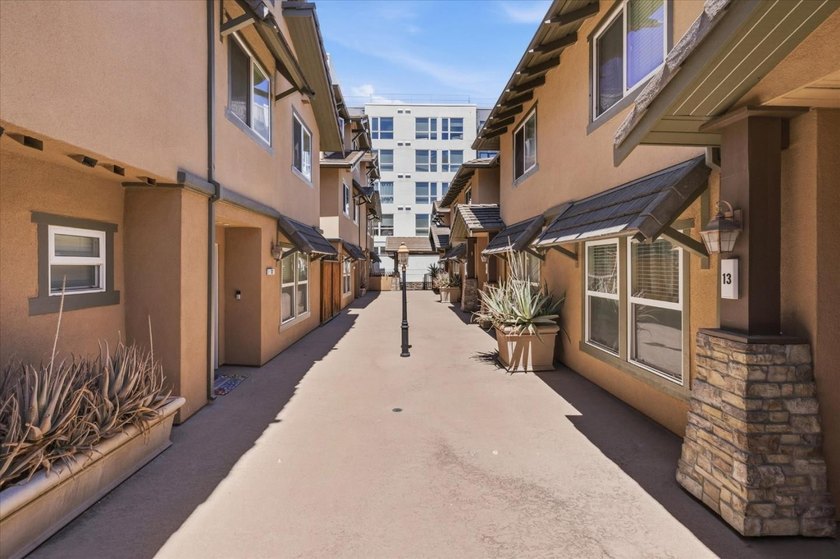 OPEN HOUSE SAT/SUN Corner END Unit with Back Yard, Located in - photo 4