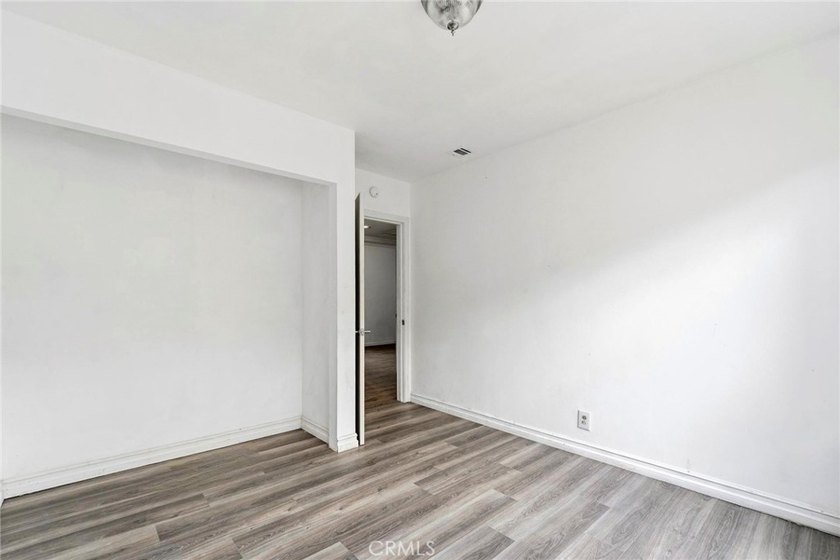 House with an ADU! This versatile property features a 3-bedroom - photo 11