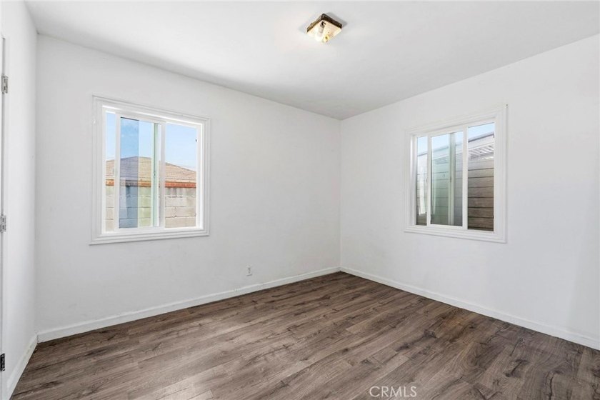 House with an ADU! This versatile property features a 3-bedroom - photo 13