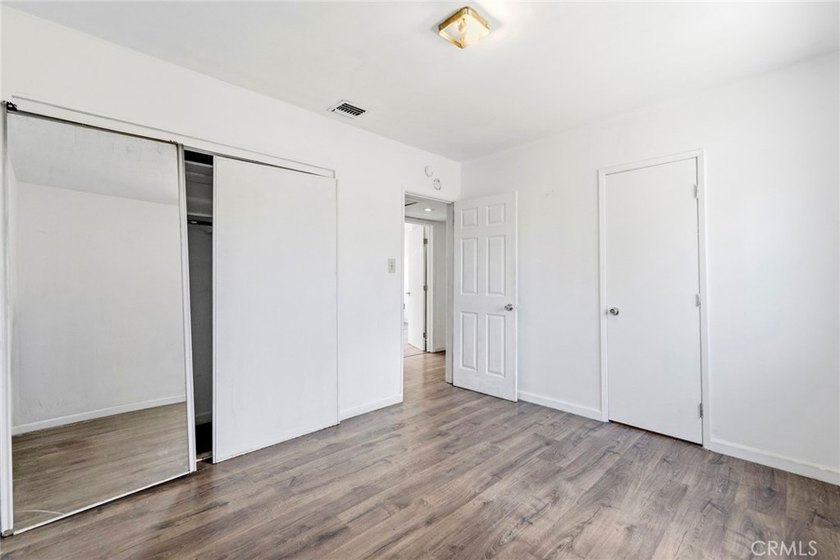 House with an ADU! This versatile property features a 3-bedroom - photo 14