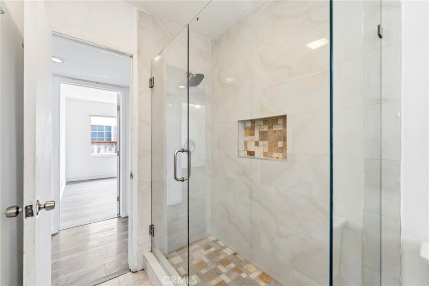 House with an ADU! This versatile property features a 3-bedroom - photo 15