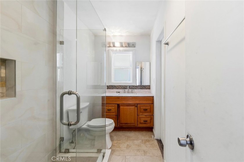 House with an ADU! This versatile property features a 3-bedroom - photo 16