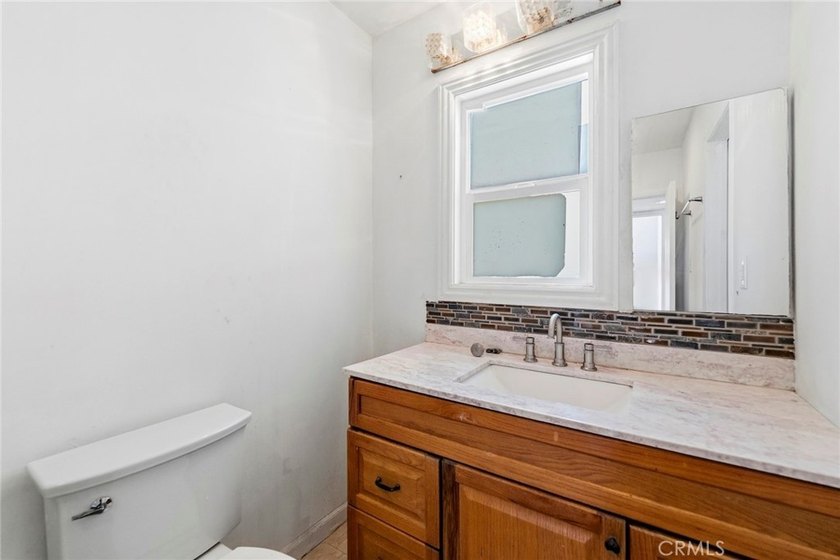 House with an ADU! This versatile property features a 3-bedroom - photo 17