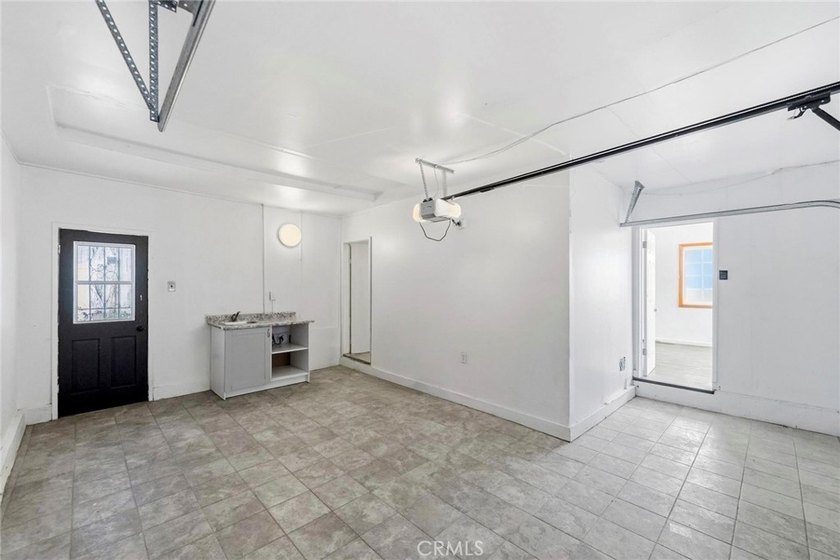 House with an ADU! This versatile property features a 3-bedroom - photo 18