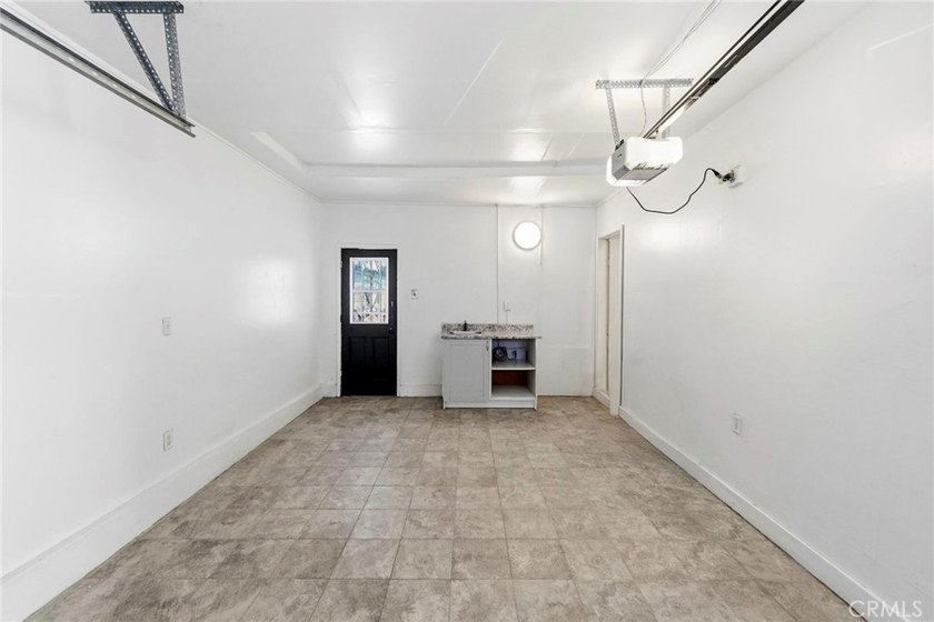 House with an ADU! This versatile property features a 3-bedroom - photo 19