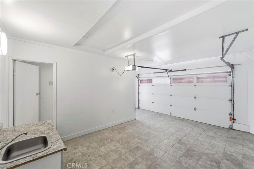 House with an ADU! This versatile property features a 3-bedroom - photo 20