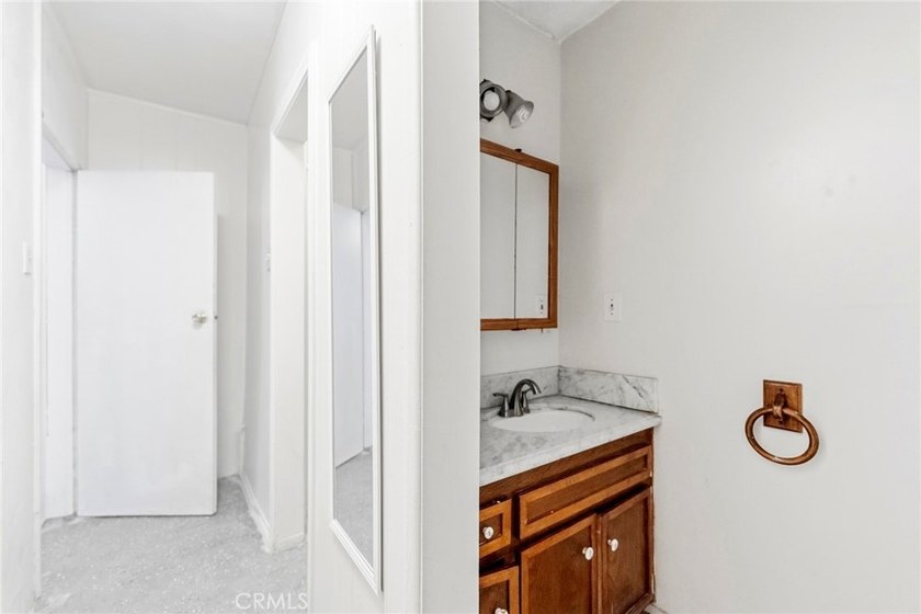 House with an ADU! This versatile property features a 3-bedroom - photo 21