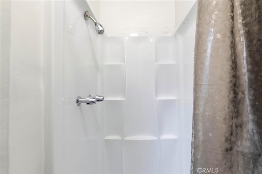 House with an ADU! This versatile property features a 3-bedroom - photo 22