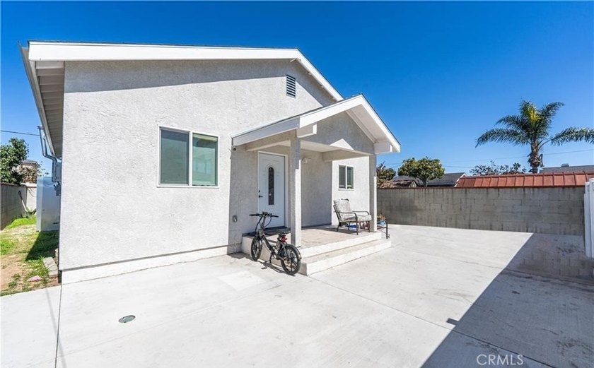 House with an ADU! This versatile property features a 3-bedroom - photo 25