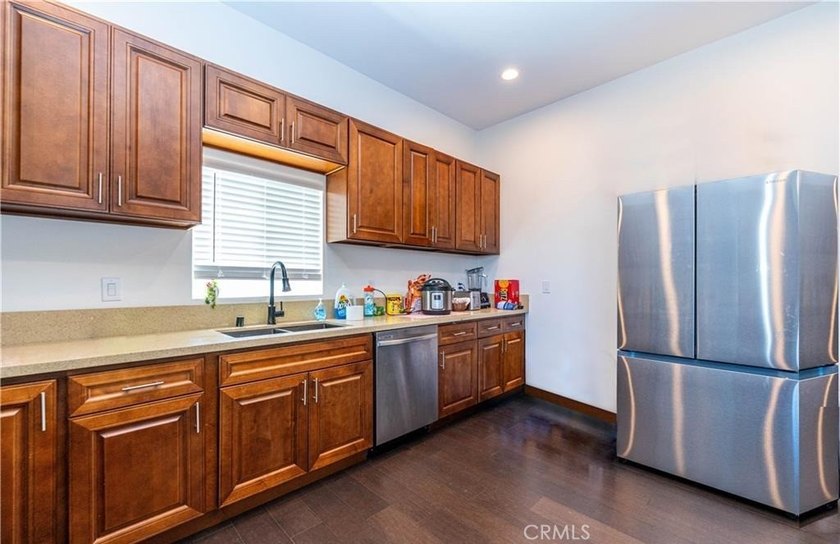 House with an ADU! This versatile property features a 3-bedroom - photo 28