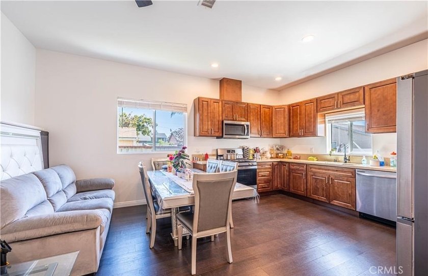 House with an ADU! This versatile property features a 3-bedroom - photo 30