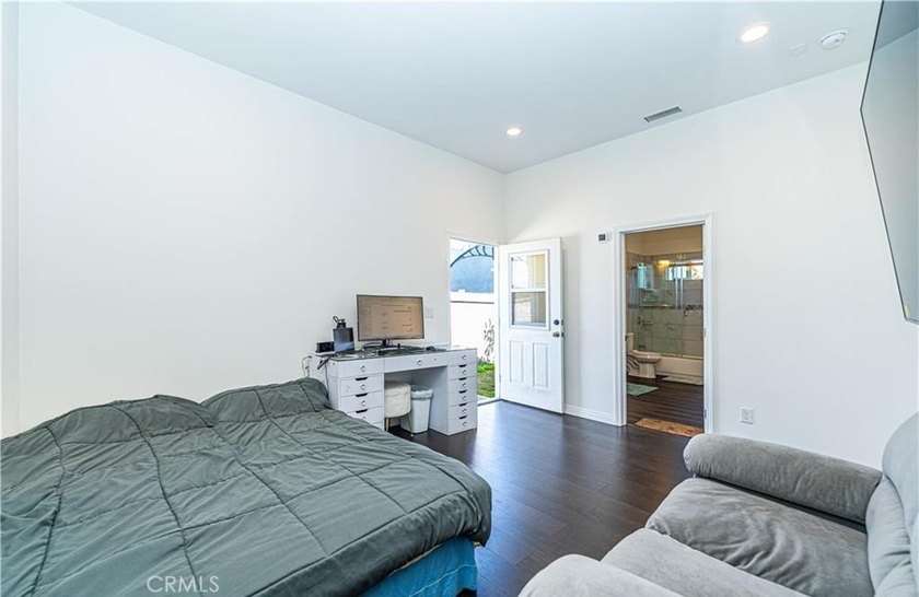 House with an ADU! This versatile property features a 3-bedroom - photo 33