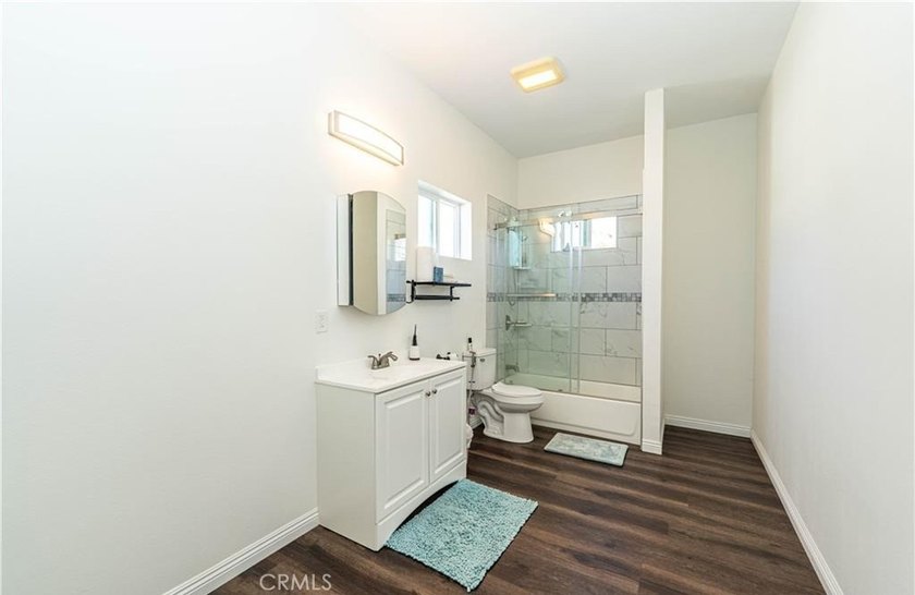 House with an ADU! This versatile property features a 3-bedroom - photo 34