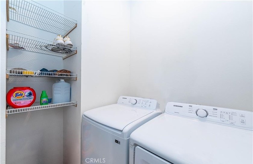 House with an ADU! This versatile property features a 3-bedroom - photo 41