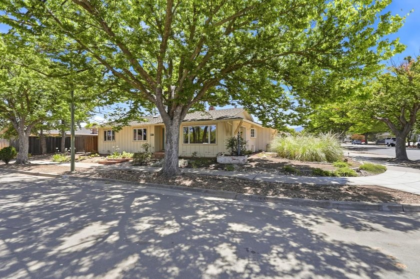 Location, Location, Location! Set on a generous sized corner lot - photo 3