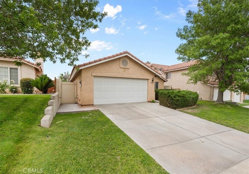 Deal of the Century - A Must-See! Located in the desirable - photo 3