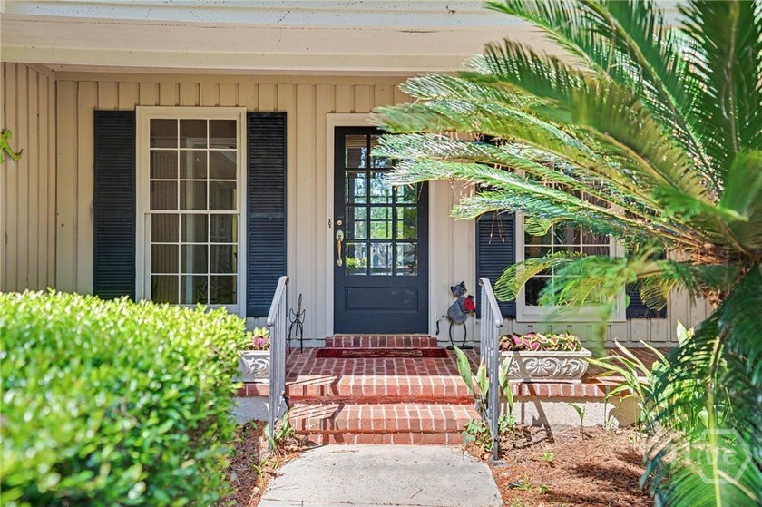Lovely 3-bedroom, 2.5 bath home on very private lot with lagoon - photo 2