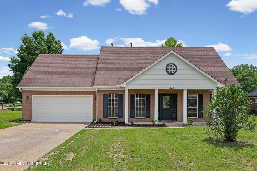LOCATED ON A SPACIOUS CORNER LOT IN THE PRESTIGIOUS SOUTHRIDGE - photo 2